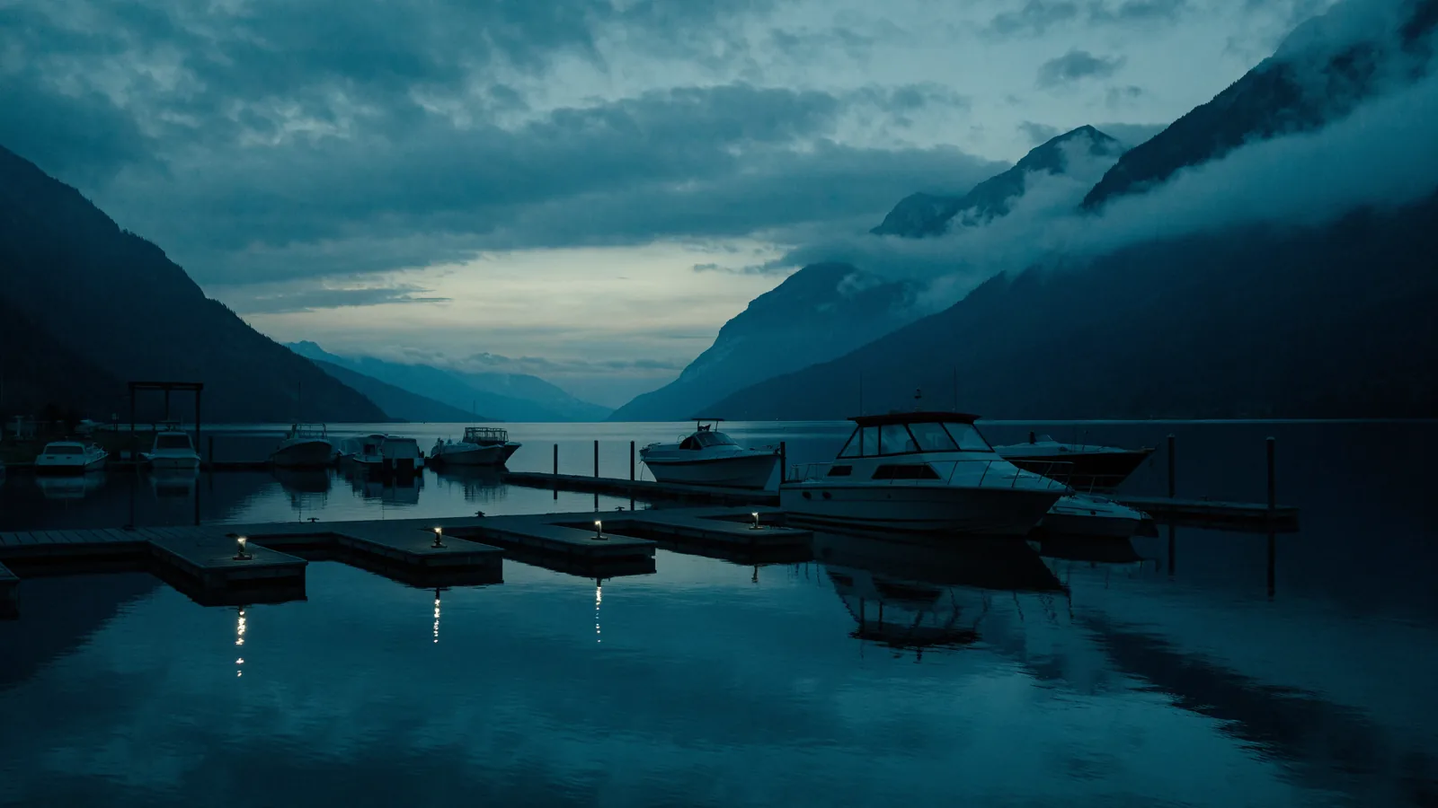 Marina an einem Alpensee in der Dämmerung