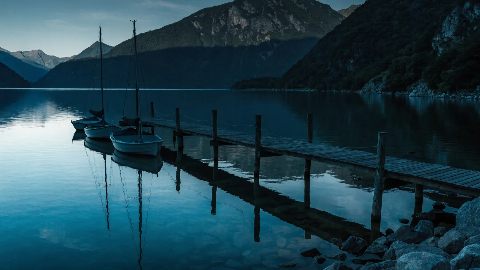 Vereinssteg mit Jollen auf einem Alpensee