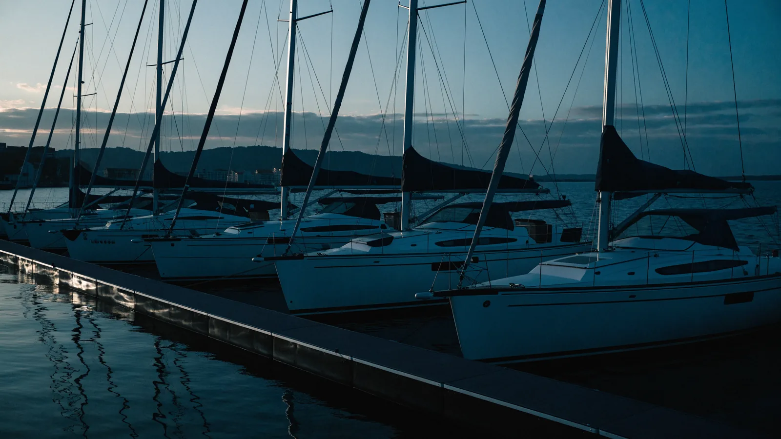Gleiche Bootsmodelle nebeneinander am Steg einer Marina