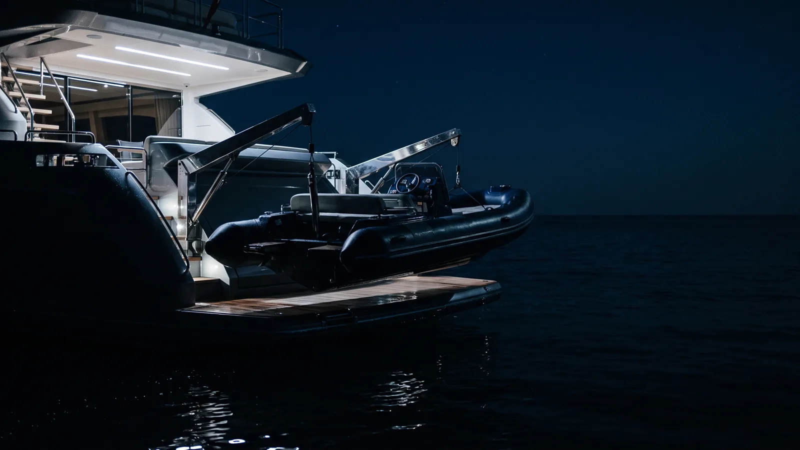 Beiboot nachts in den Davits am Heck einer Motoryacht