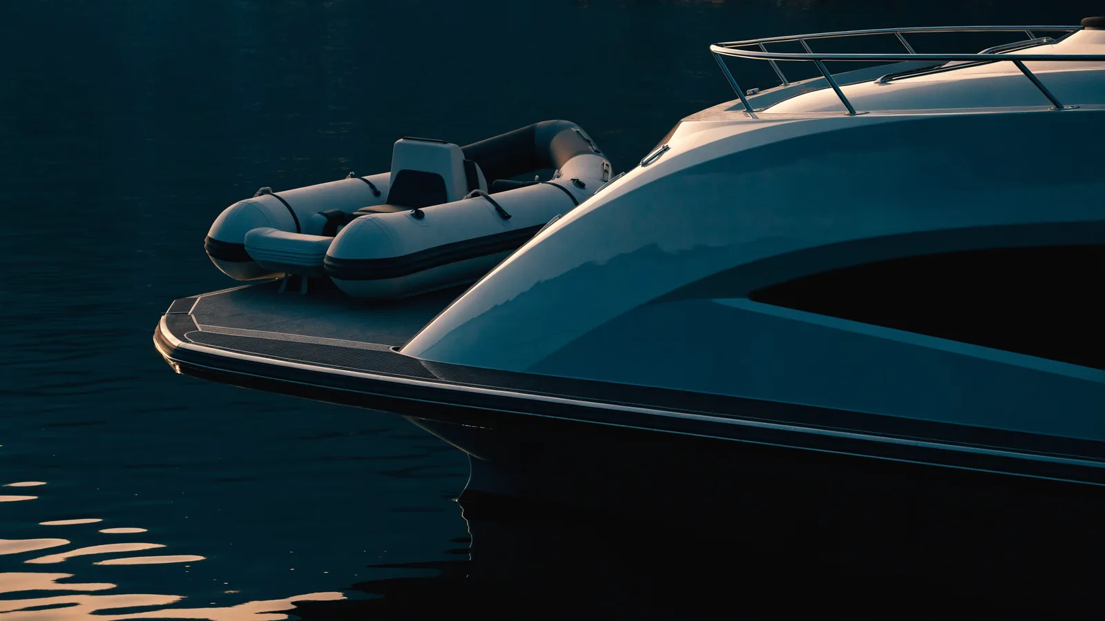Beiboot auf der Badeplattform einer Motoryacht