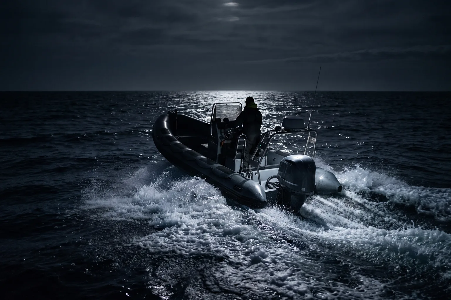 Schlauchboot nachts in Fahrt auf kabbeliger See