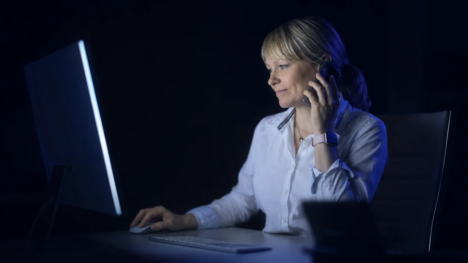 Kundenbetreuung am Telefon im Monitorlicht