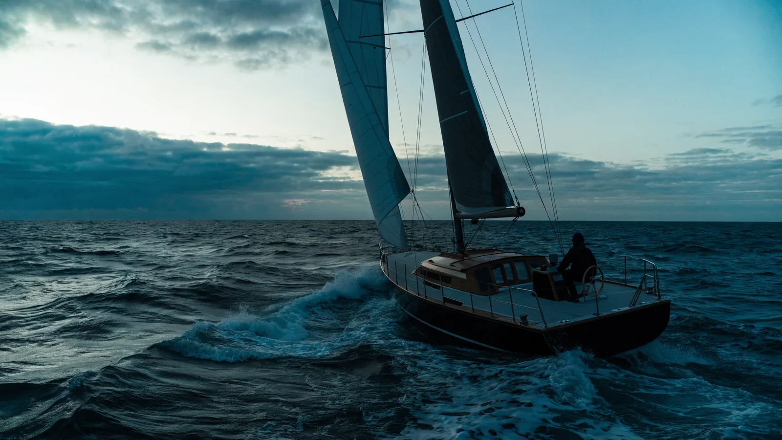 Segelyacht unter vollen Segeln auf offener See