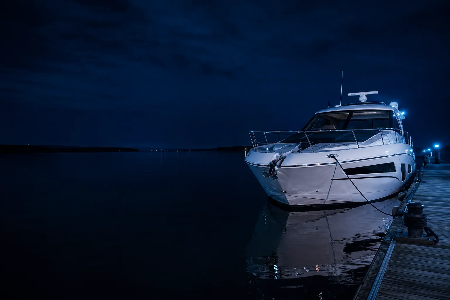 Motorboot am Steg zur blauen Stunde