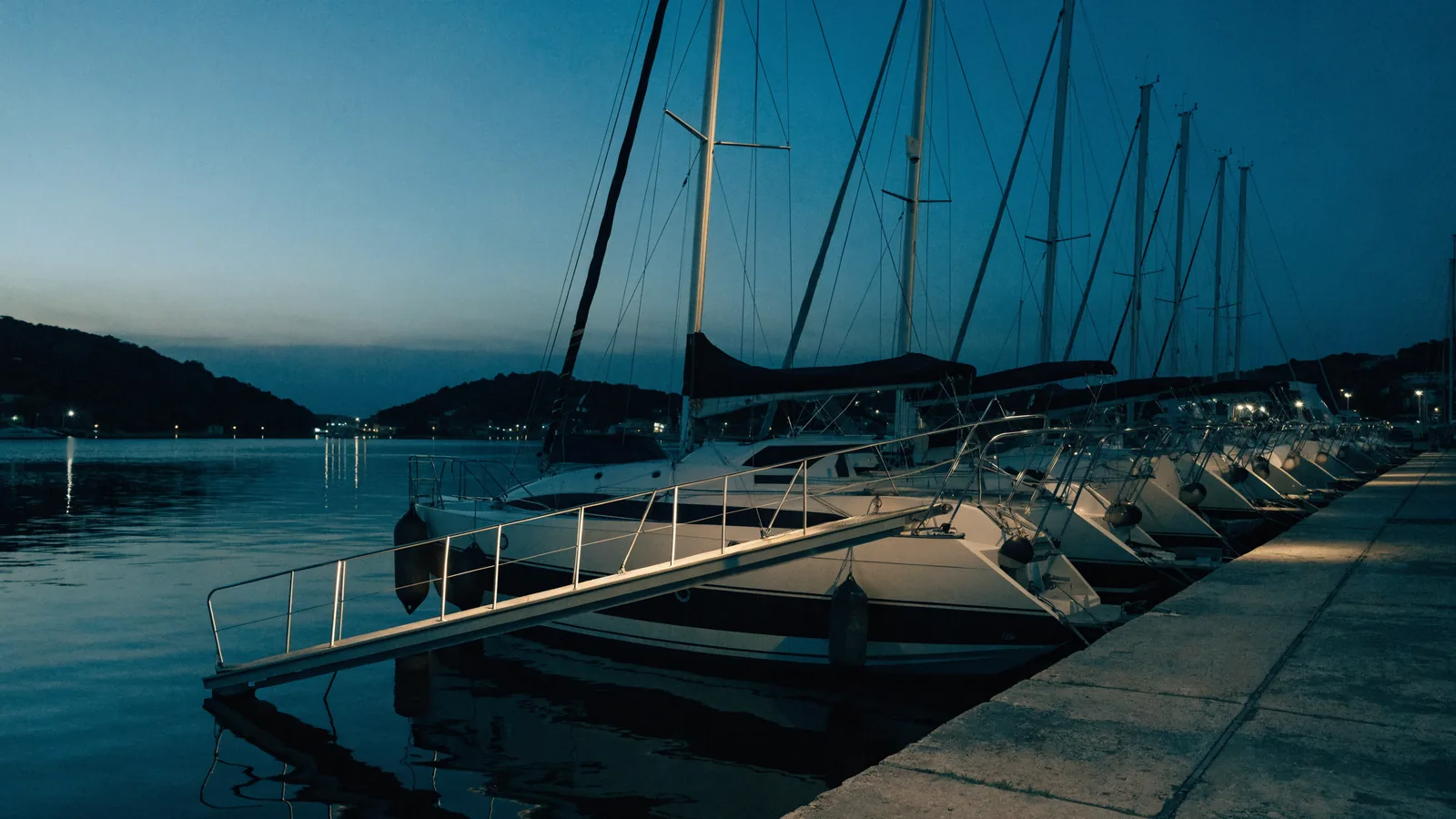 Charteryachten längsseits in einer Marina im Mittelmeer