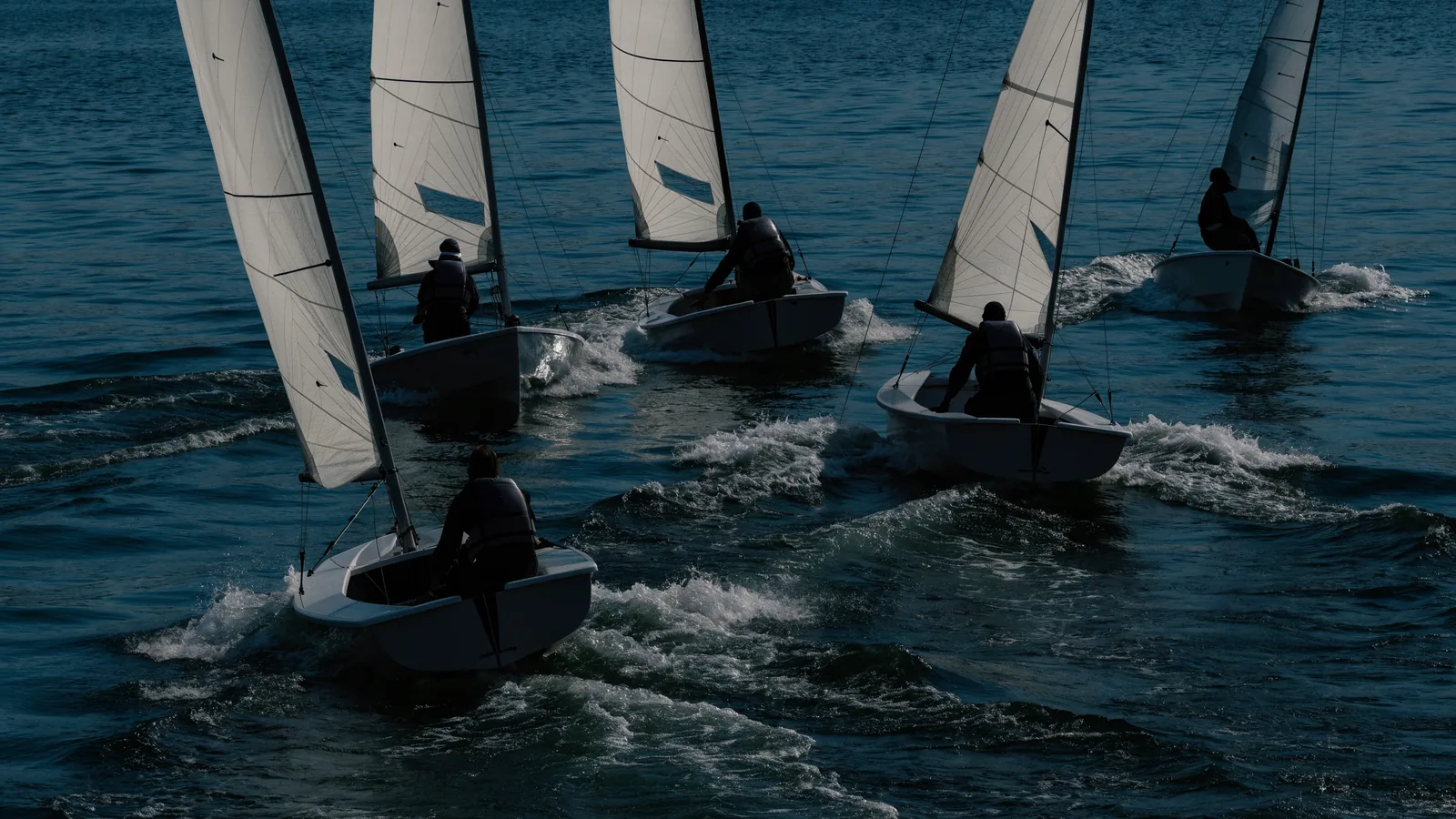 Mehrere Boote in einer Wettfahrt auf dem See