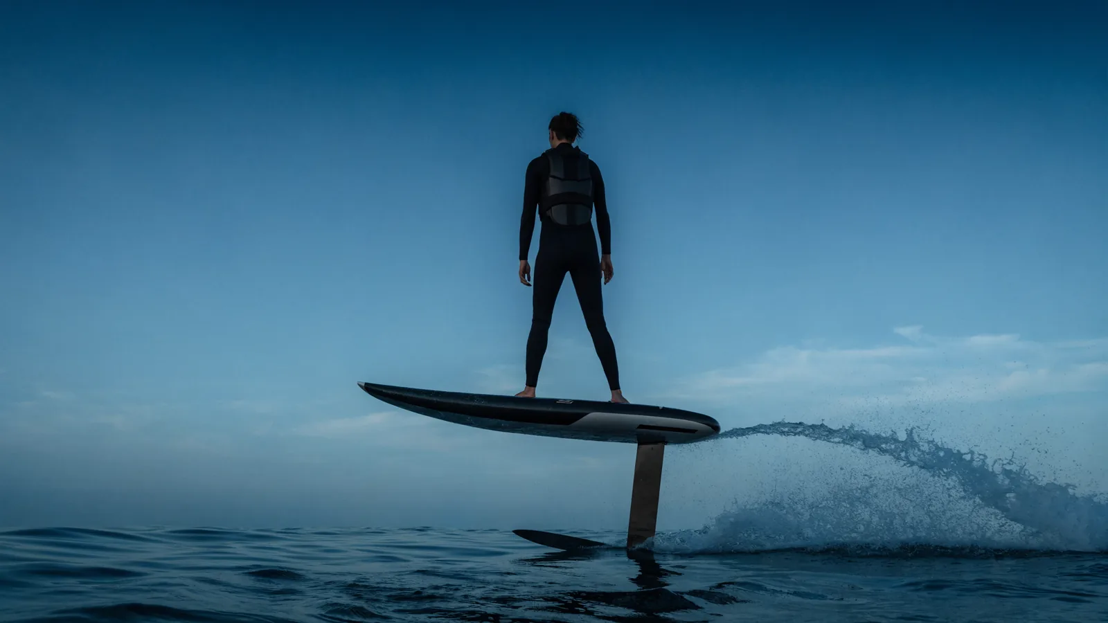 E-Foil im Flug ueber dem Wasser