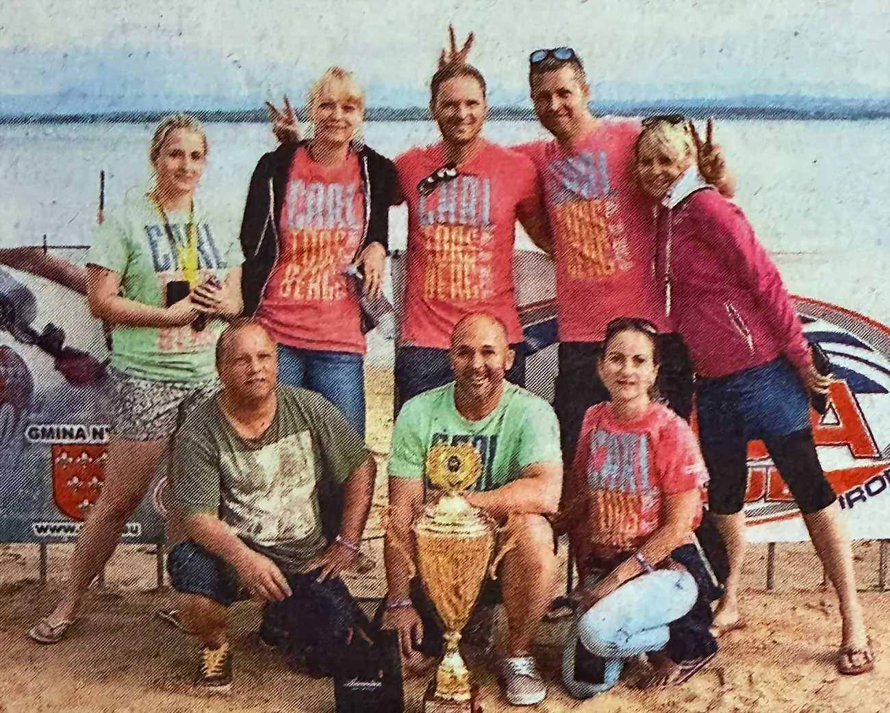 Das Jetski-Racing-Team von NAMMERT am Strand, in der Mitte der Pokal der Europameisterschaft 2016 in Polen