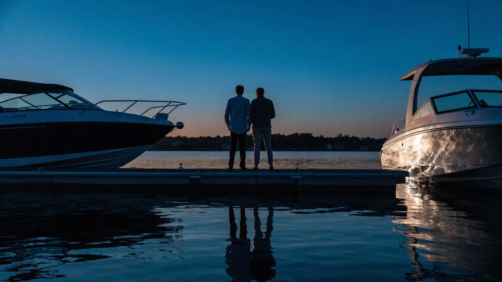 Zwei Bootseigner auf dem Steg bei Sonnenuntergang