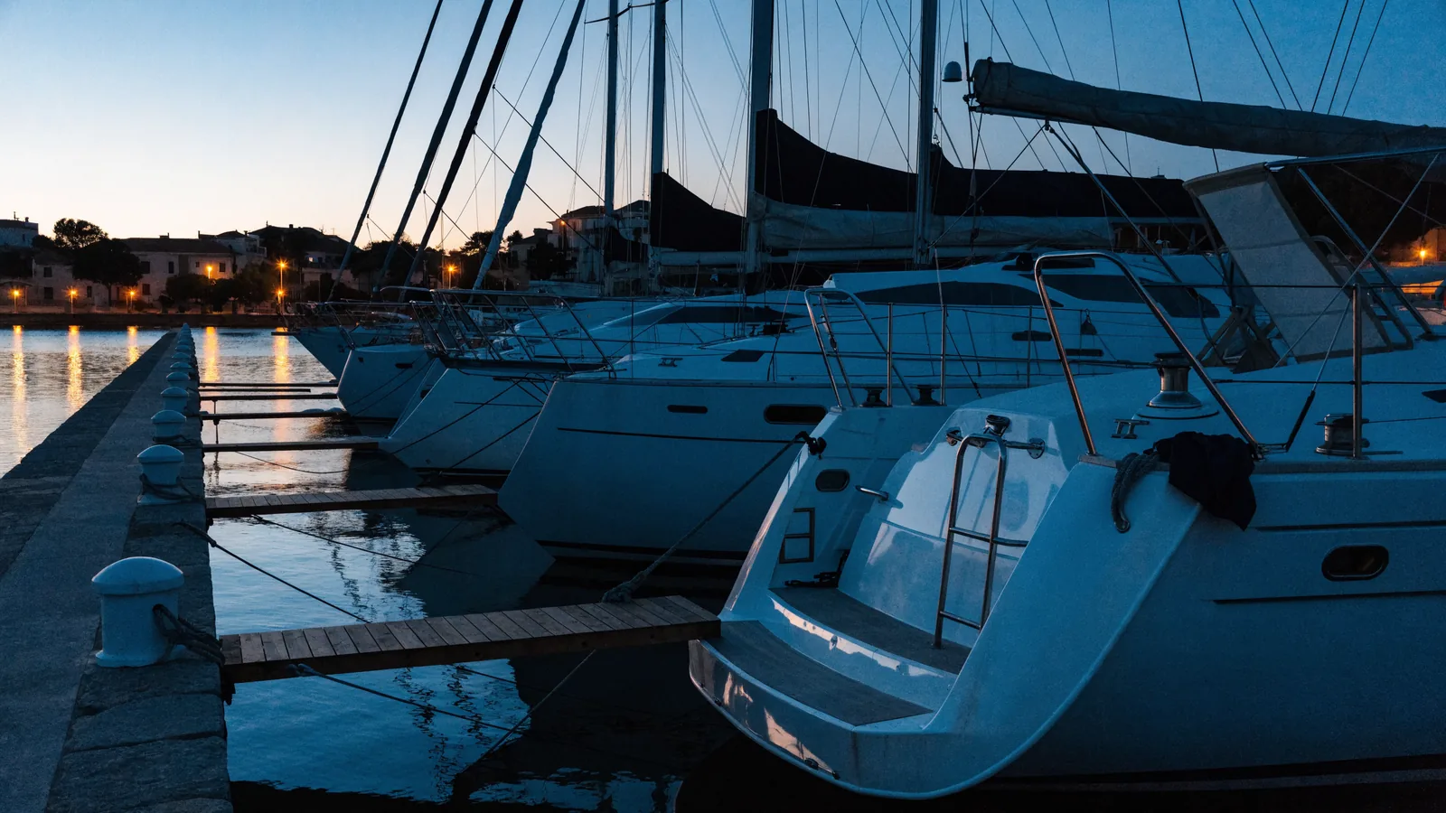 Yachten längsseits am Kai einer spanischen Marina