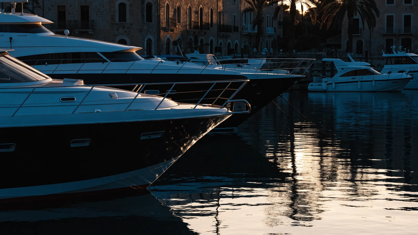 Yachten in einem mallorquinischen Hafen im Abendlicht