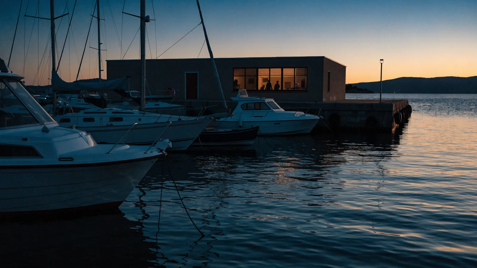Boote am Kai einer spanischen Marina