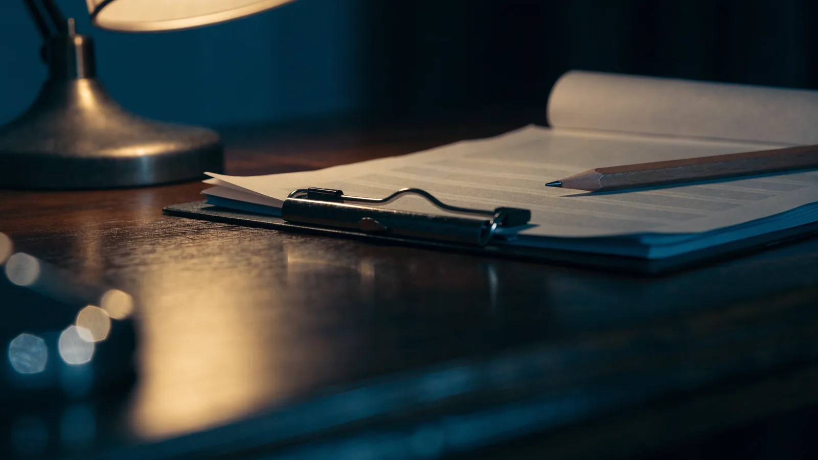 Formularstapel mit Klemmbrett und Stift auf dem Schreibtisch