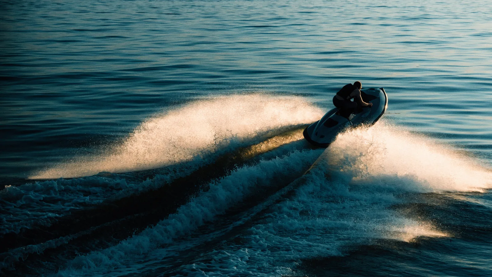 Jetski in der Kurve mit Gischtfahne