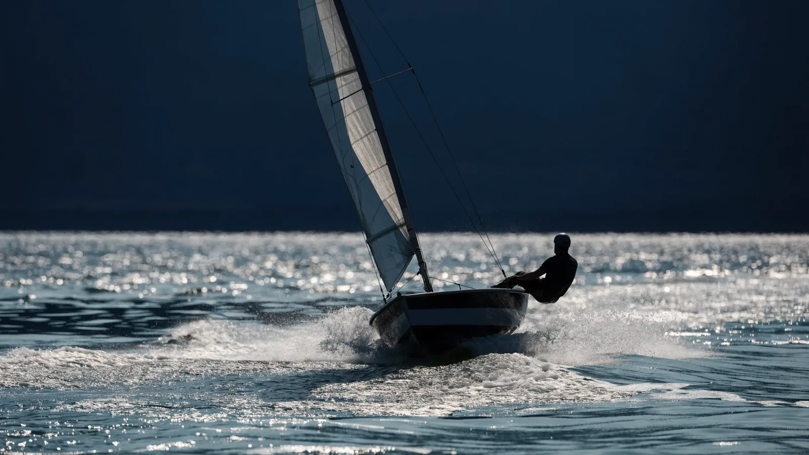 Segeljolle in Gleitfahrt auf dem See
