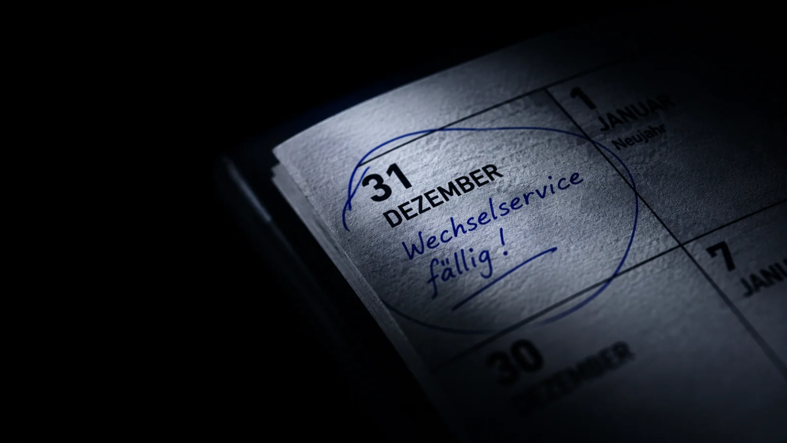 Kalenderblatt im Streiflicht, der 31. Dezember blau umkringelt mit der Notiz Wechselservice fällig