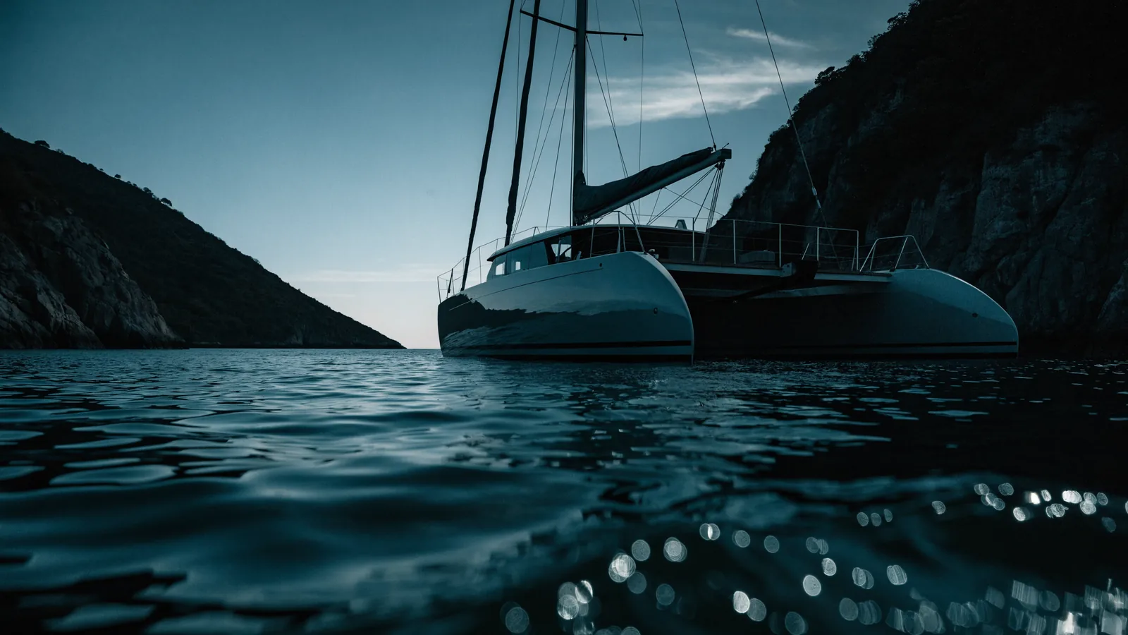 Katamaran vor Anker in einer geschuetzten Bucht