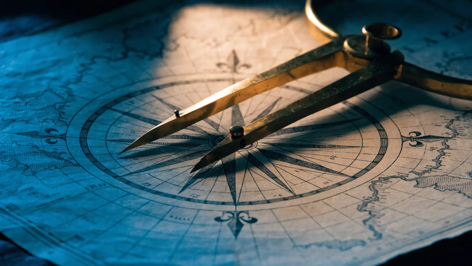 Kompassrose auf einer alten Seekarte mit Zirkel