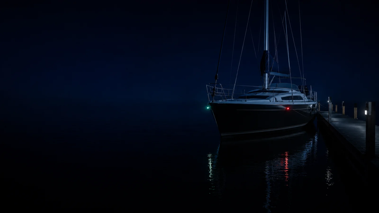 Segelyacht in der Marina bei Nacht