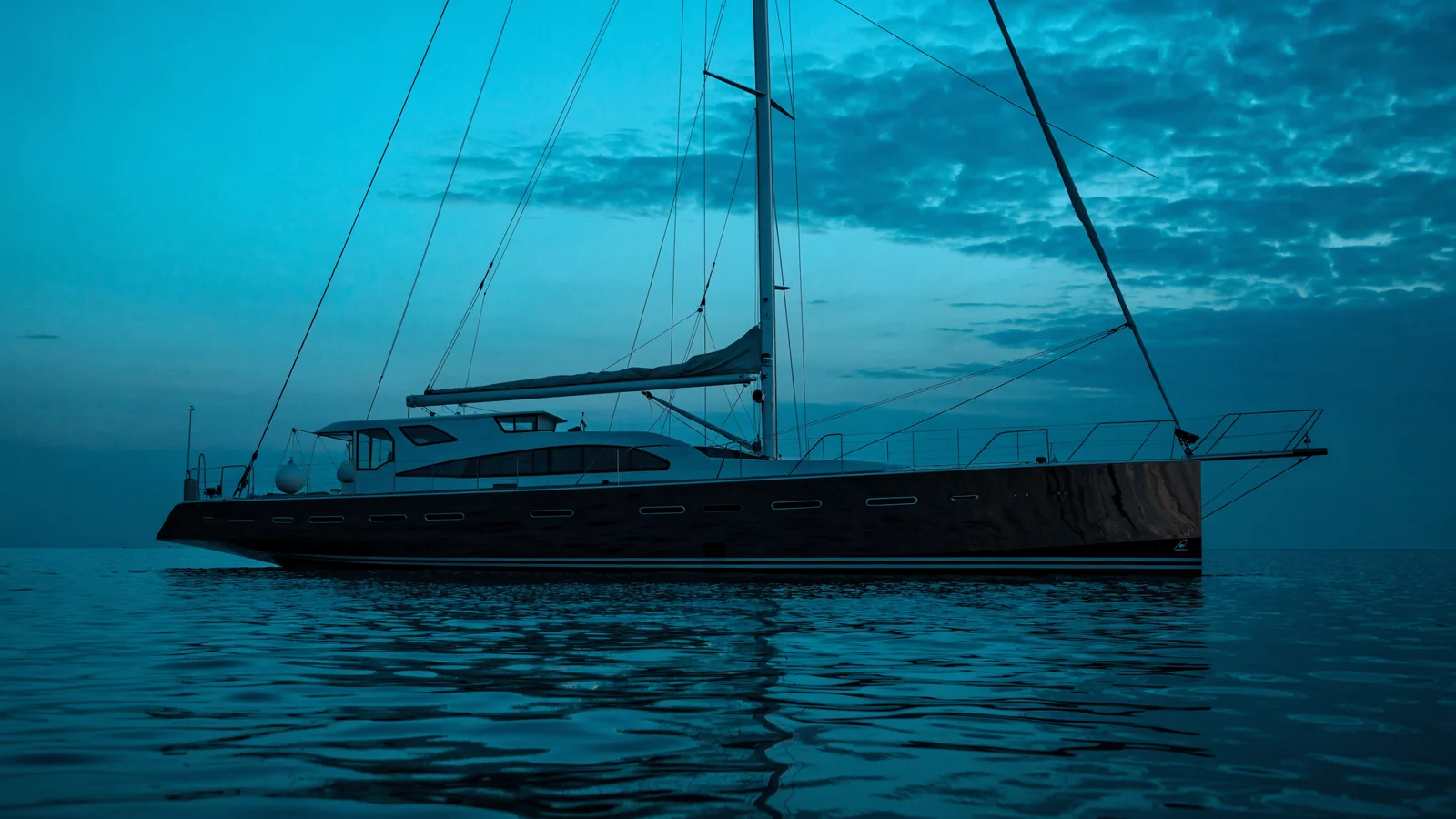 Segelyacht in Seitenansicht vom Wasser aus