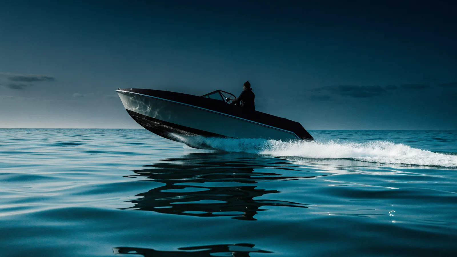 Motorboot in Gleitfahrt mit angehobenem Bug