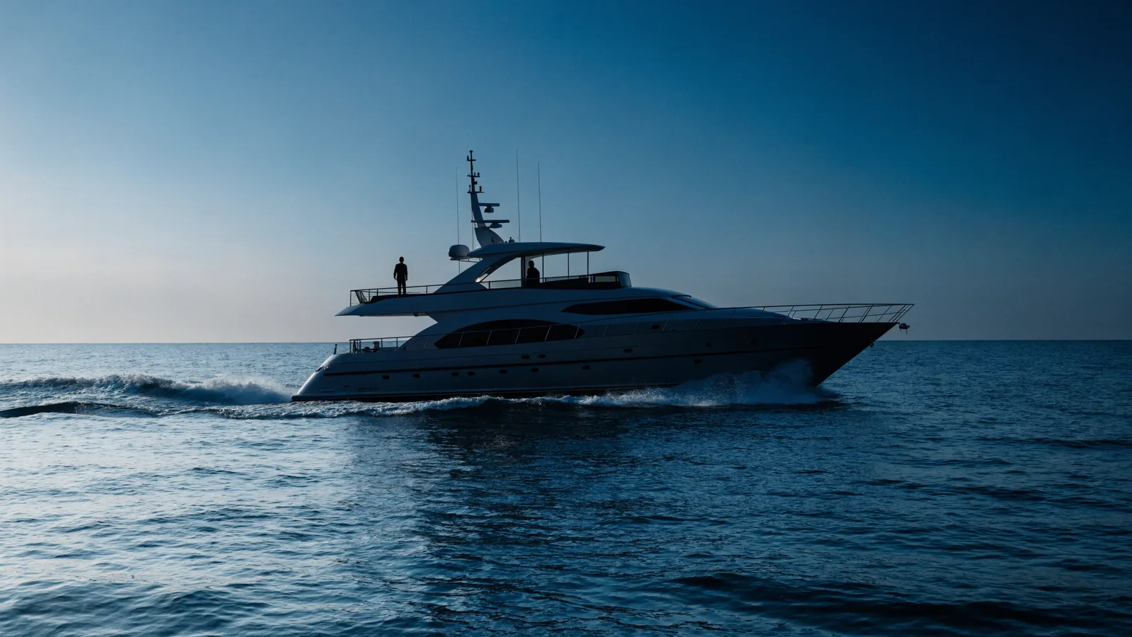 Motoryacht in Fahrt auf offener See