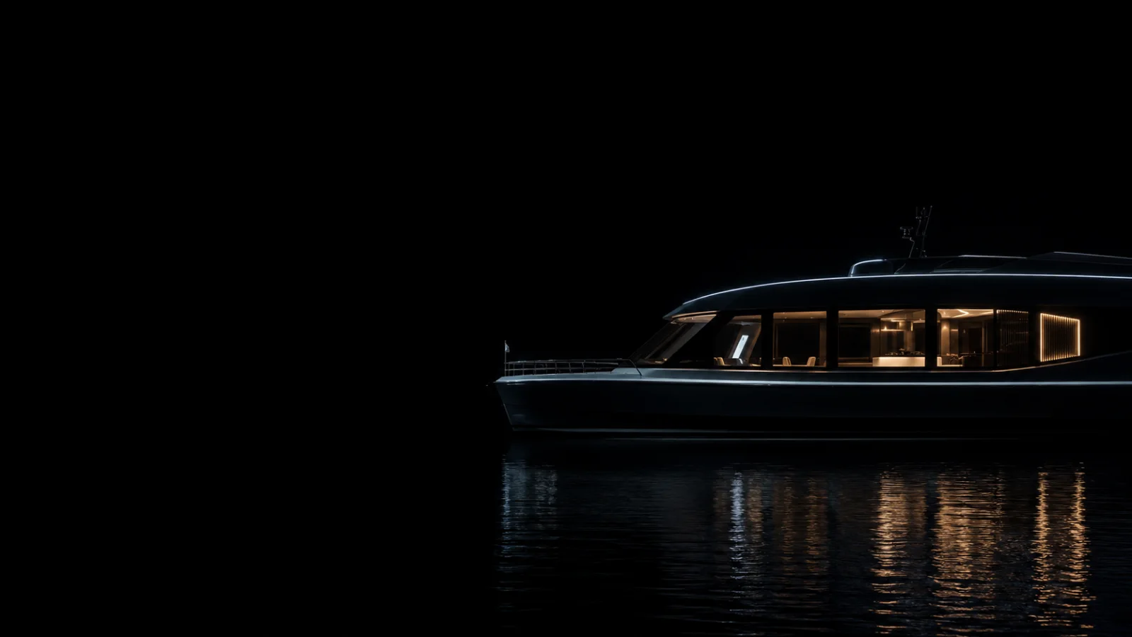 Motoryacht nachts auf stillem Wasser, Salon erleuchtet