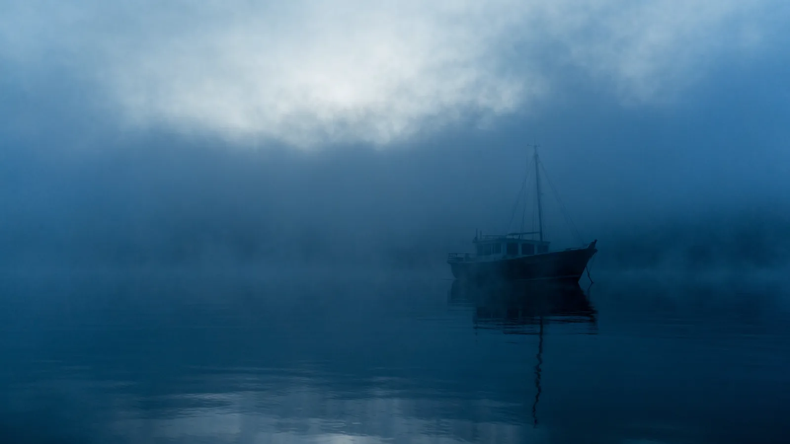 Boot vor Anker im Morgennebel