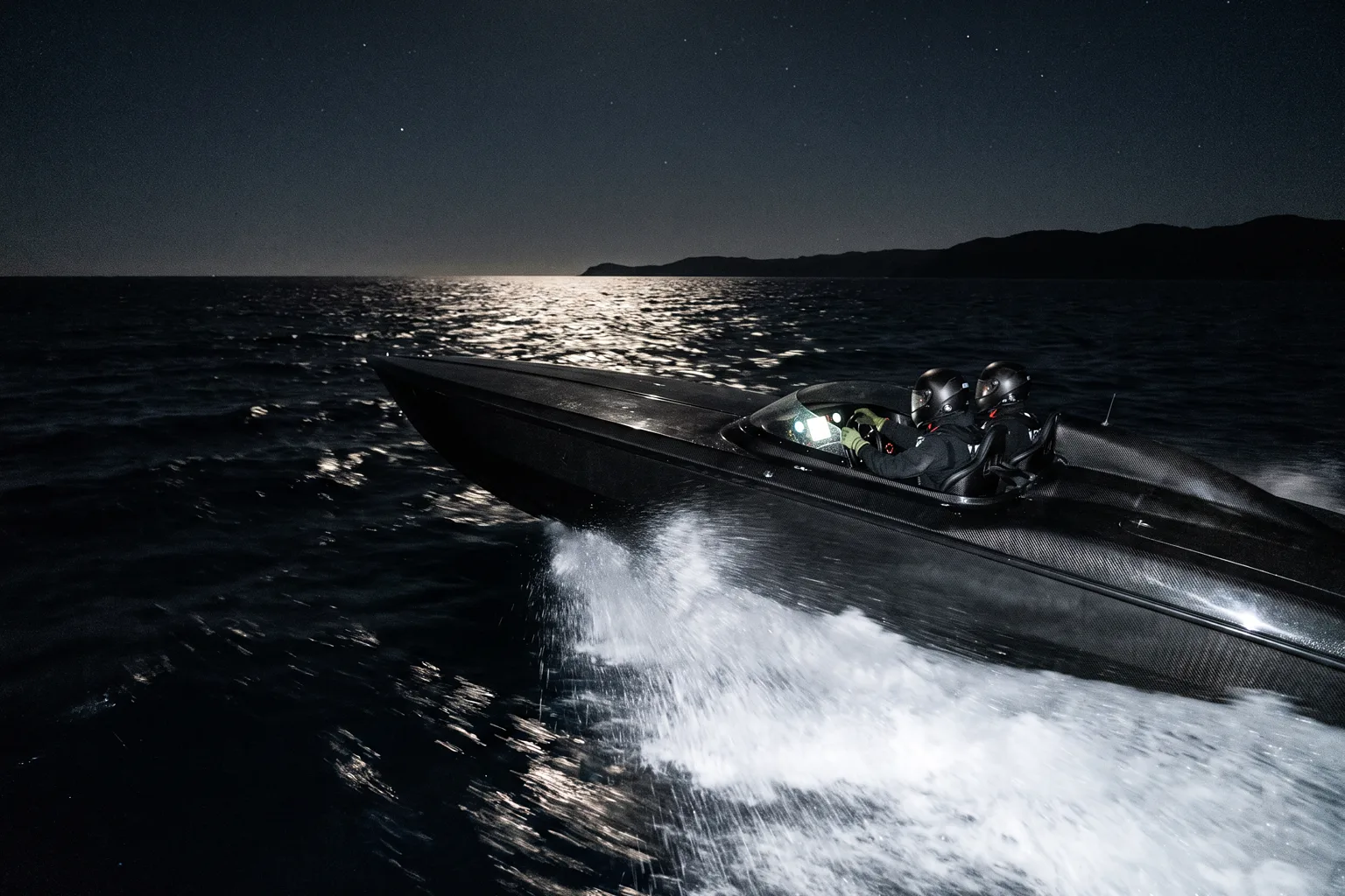 Rennboot in Fahrt im Mondschein