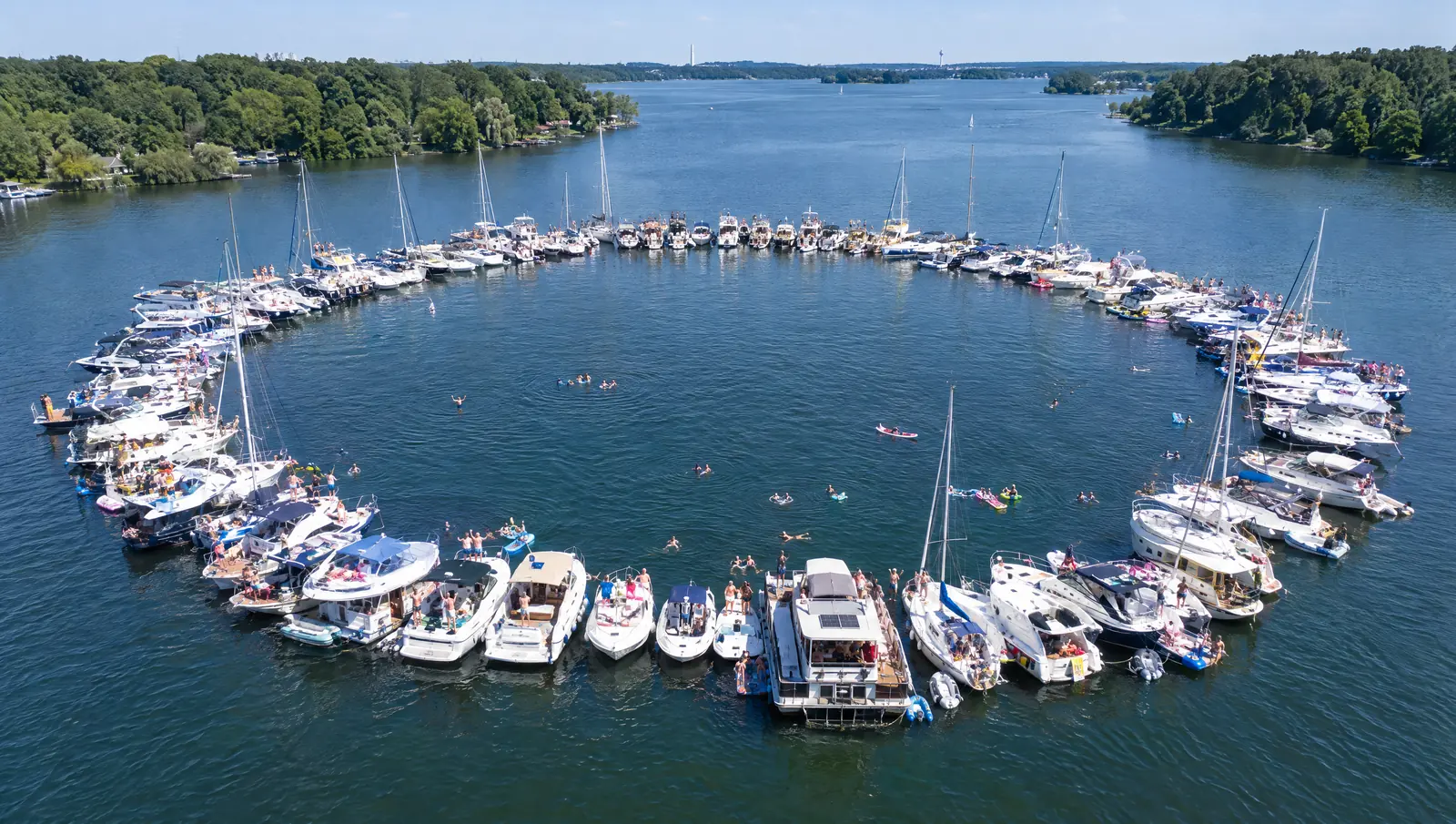 Hundreds of motorboats and sailing boats anchored in a huge circle on the Havel