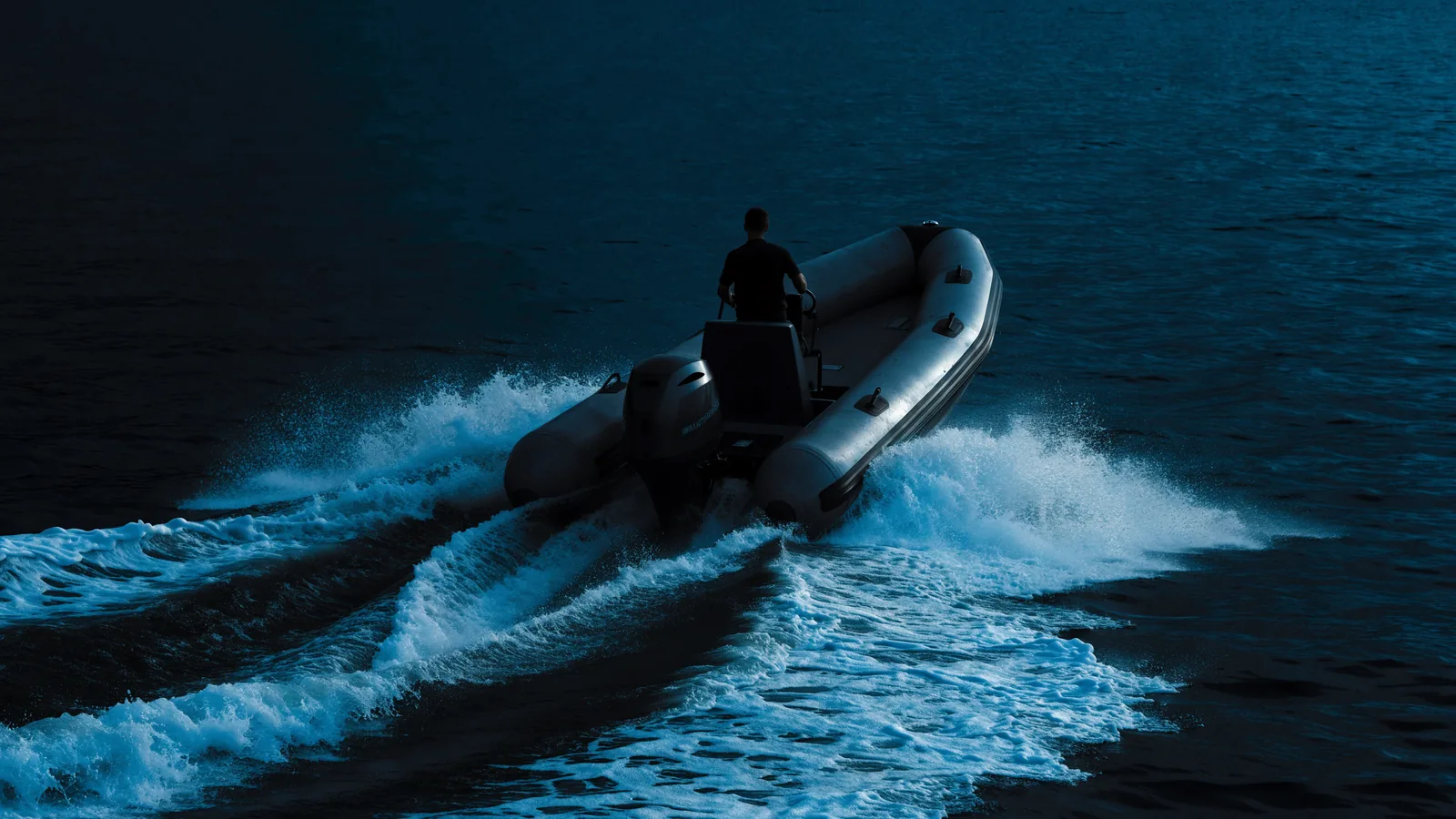 Festrumpfschlauchboot in Fahrt mit Aussenborder