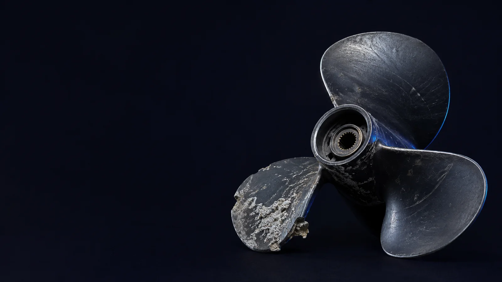 Beschädigter Propeller mit Korrosionsfraß an einem Blatt