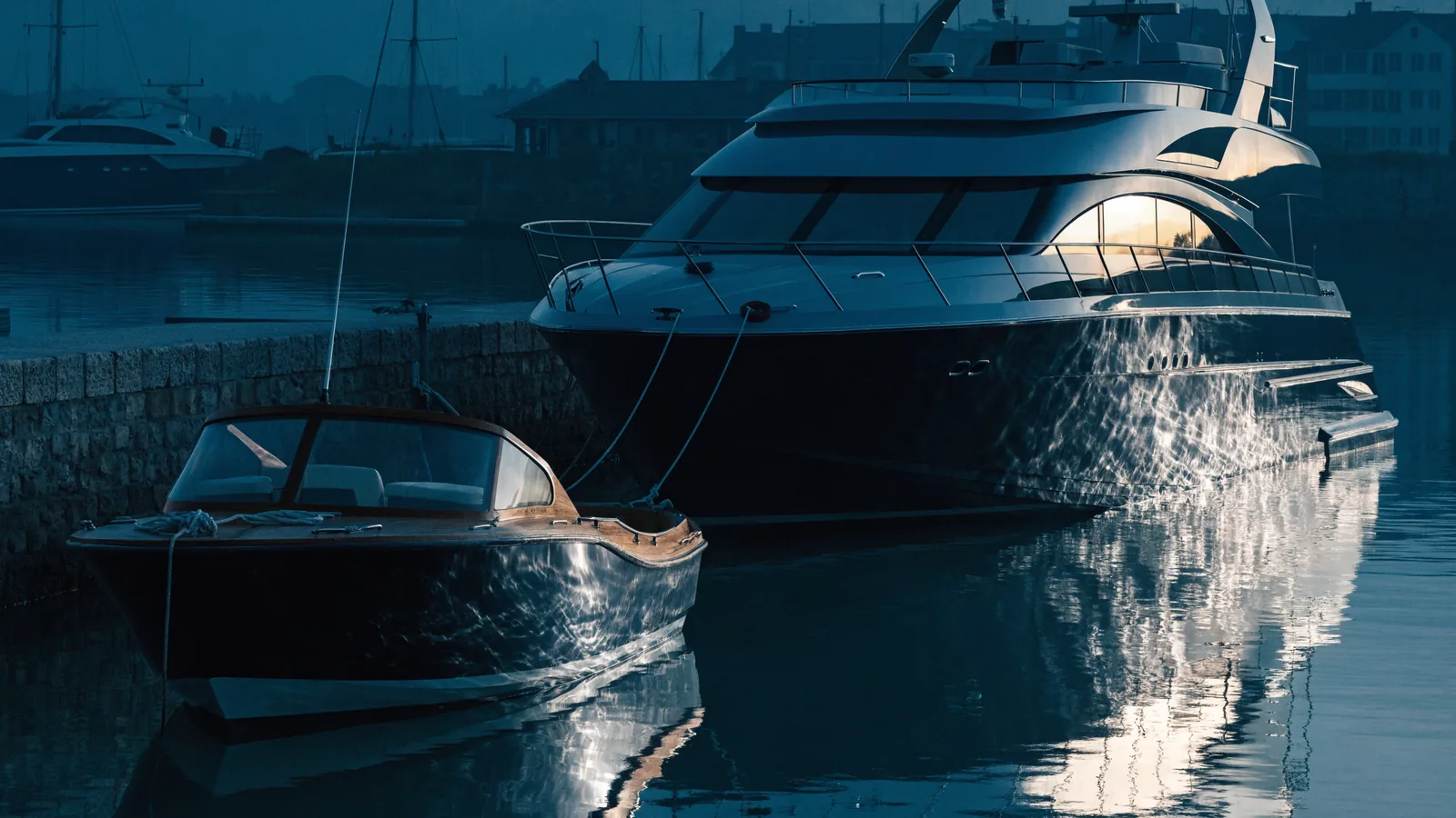 Yachten sehr unterschiedlicher Größe nebeneinander im Hafen