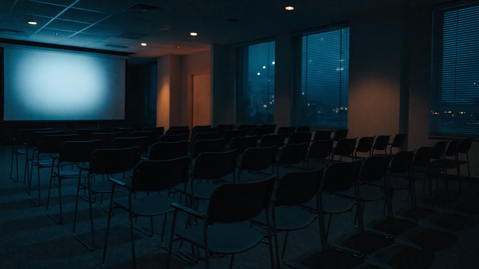 Vorbereiteter Seminarraum mit Leinwand