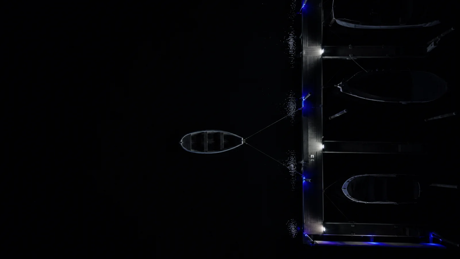 Beleuchteter Bootssteg bei Nacht