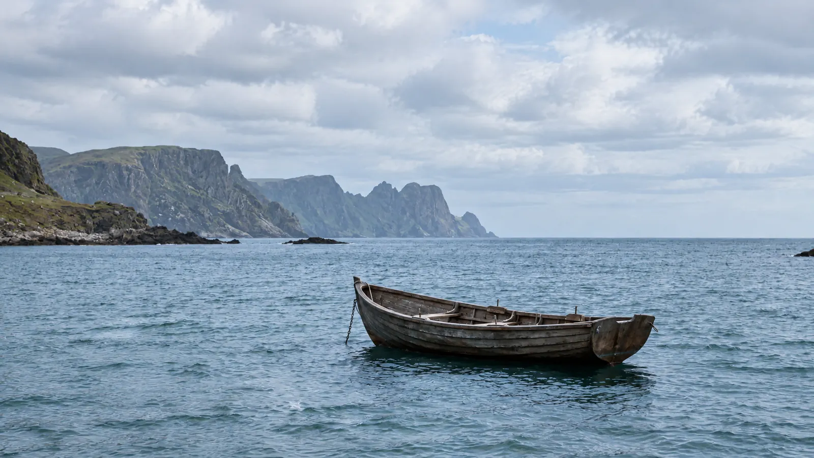Ein einzelnes Boot ankert vor offener Küste, niemand an Bord