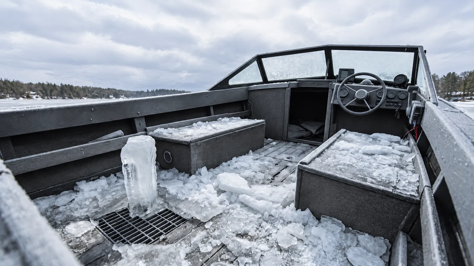 Eis steht im Cockpit eines Bootes, die Lenzöffnungen sind zugefroren