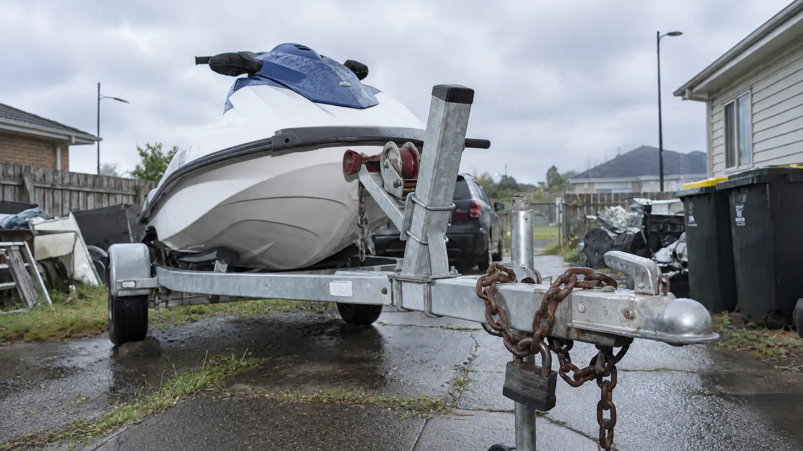 Ein Jetski auf dem Trailer, eine schwere Kette am Kupplungskopf
