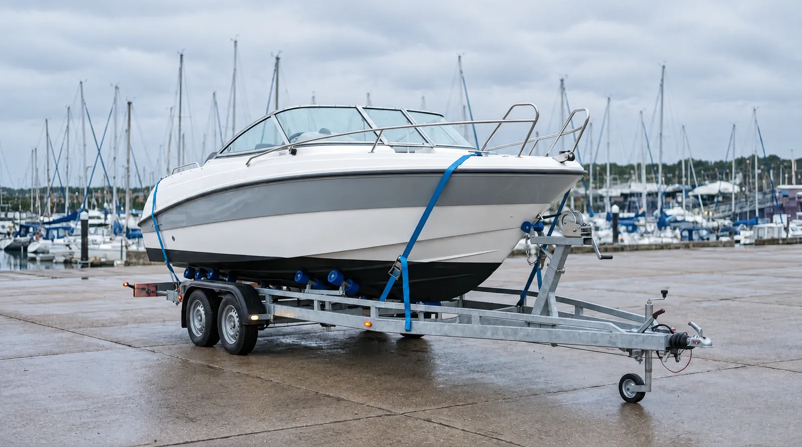 Motorboot auf einem Straßentrailer an der Slipanlage einer Marina