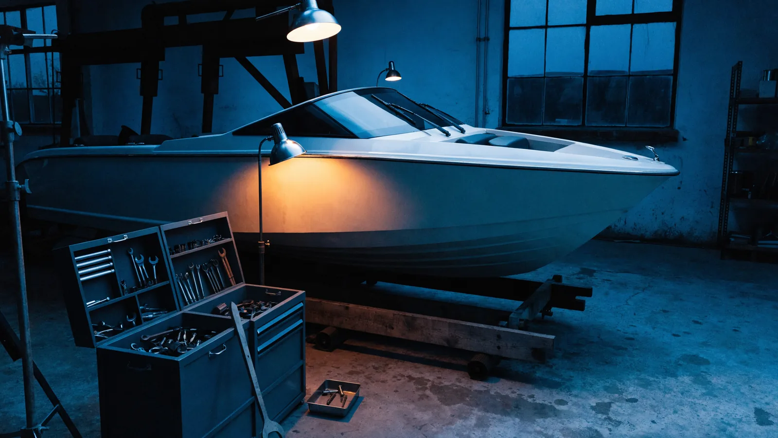 Motorboot im Bockgestell einer Werkstatt