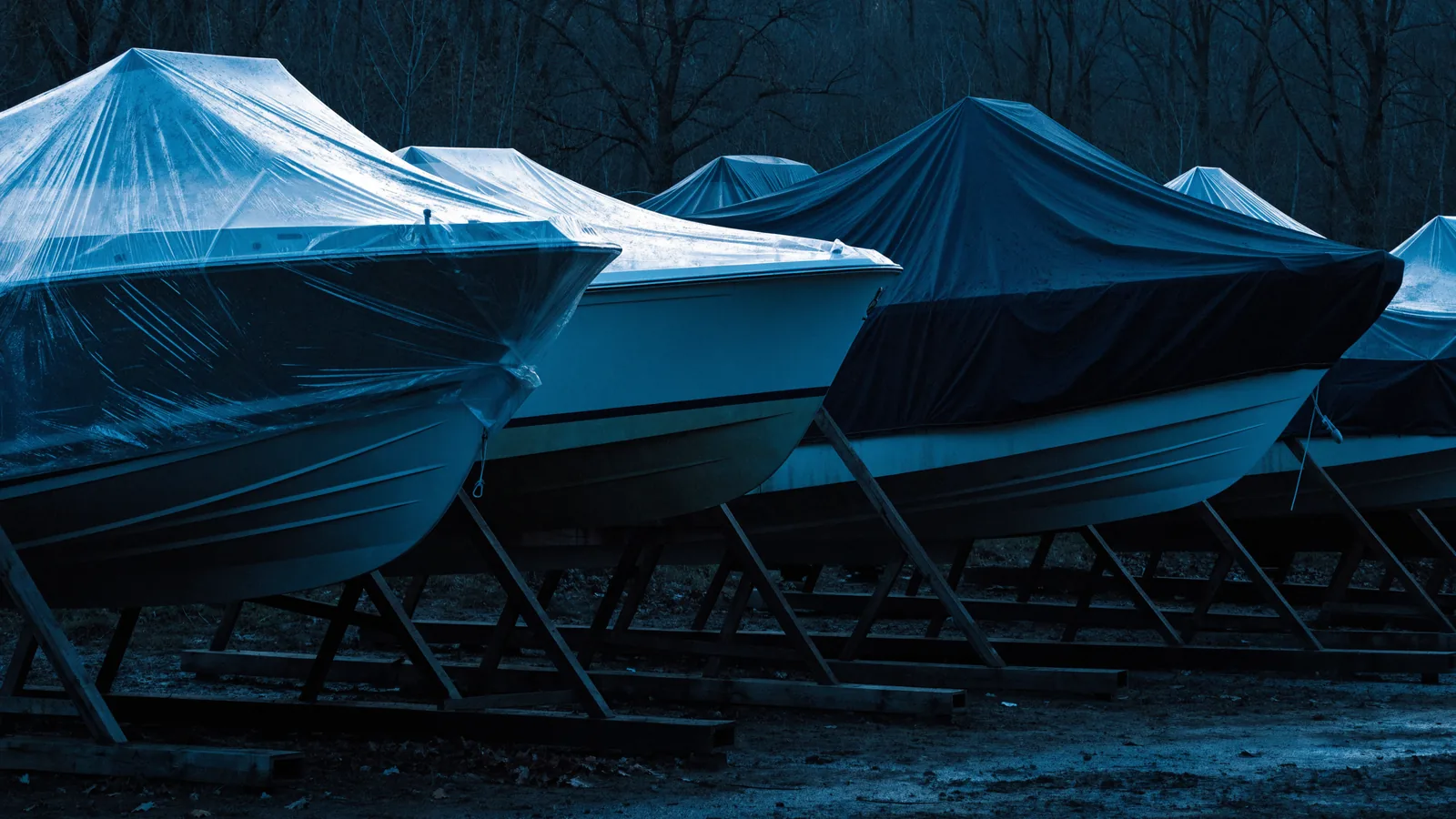 Abgedeckte Boote im Winterlager