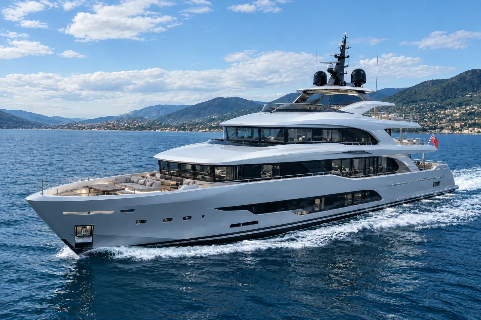 Große Motoryacht in der Abenddämmerung vor der Küste