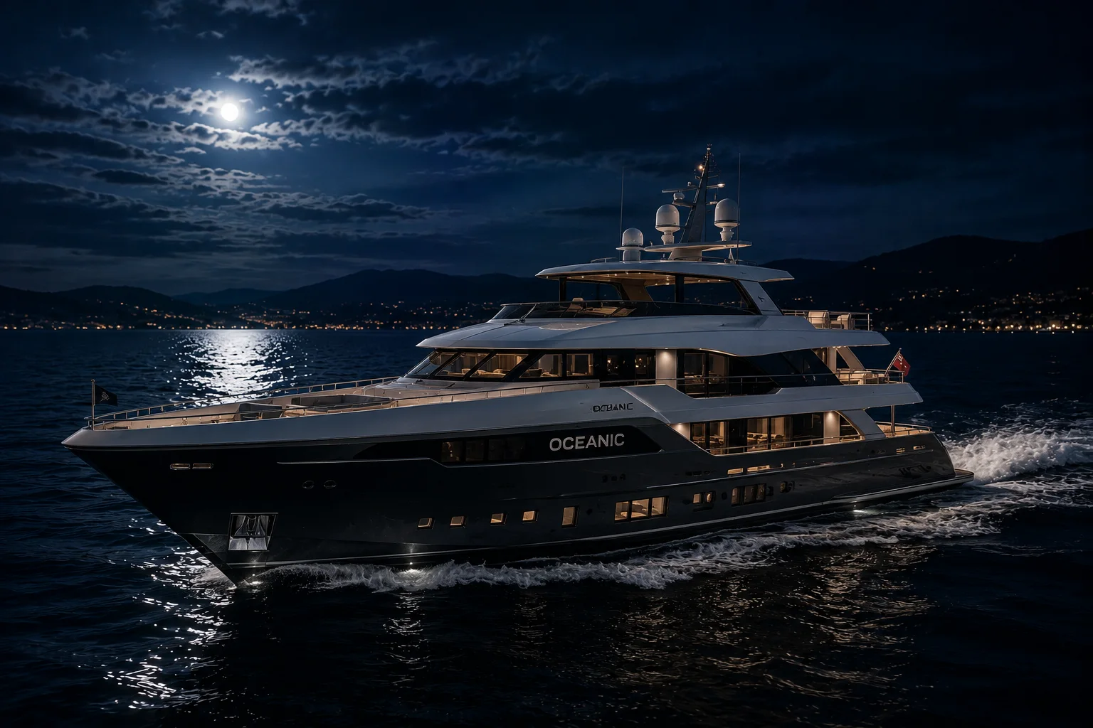 Motoryacht im Mondlicht in Fahrt