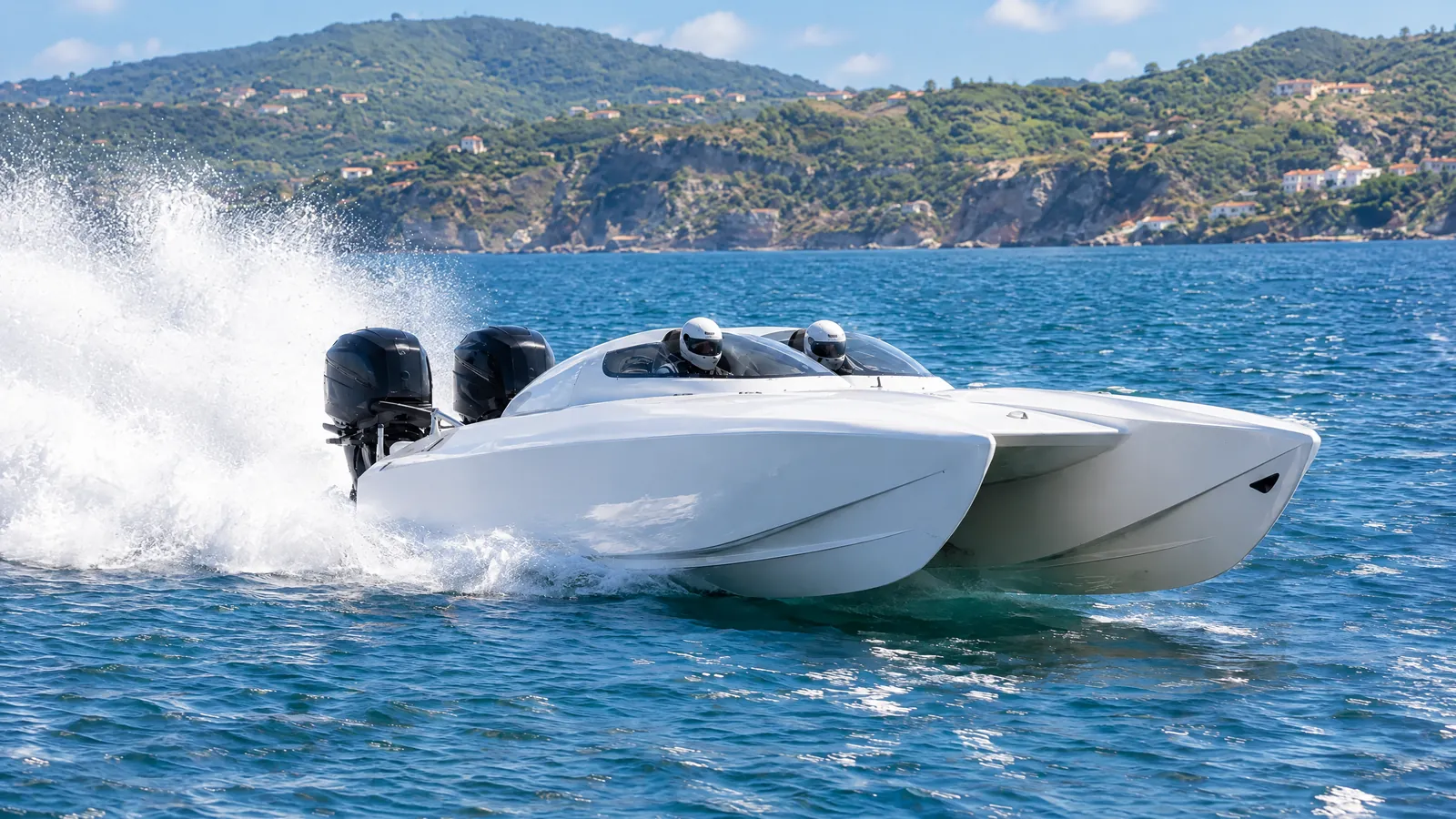 Ein weißer Rennkatamaran mit zwei Außenbordern fliegt über das Meer, zwei Fahrer mit Helm, dahinter hohe Gischt